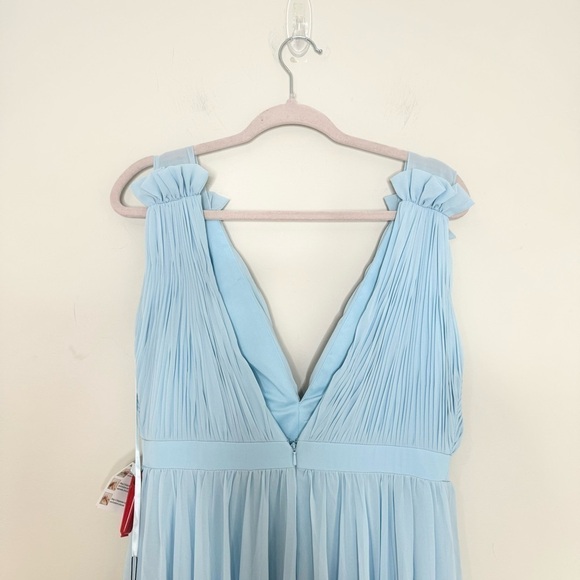 NWT Mac Duggal Pleated Chiffon Sleeveless V-Neck Gown Size 8 - Picture 8 of 9